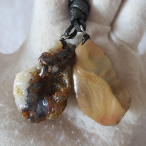 a115 natural desert gobi agate pendant