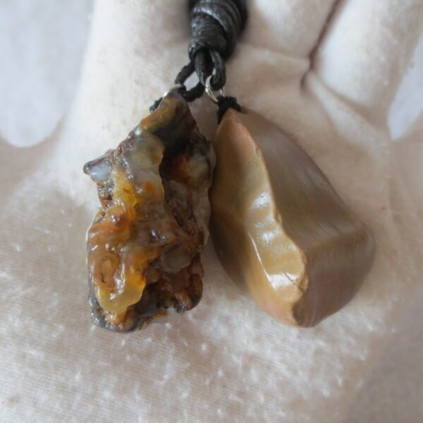 a115 natural desert gobi agate pendant