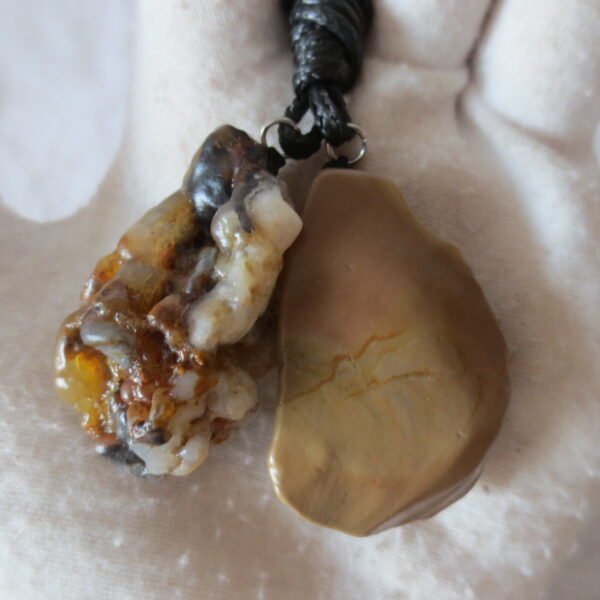 a115 natural desert gobi agate pendant