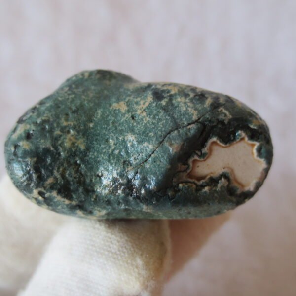natural green grass flower gobi moss agate , desert gobi stone mineral specimen (t15）