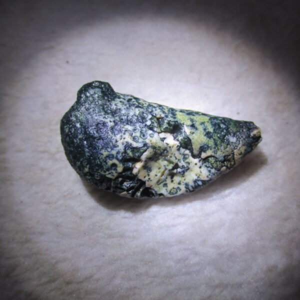 natural green grass flower gobi moss agate , desert gobi stone mineral specimen (t20）
