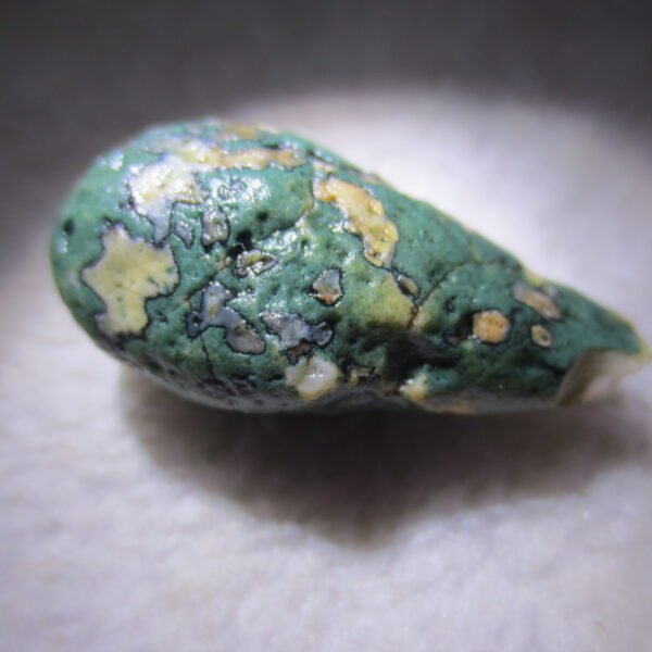 natural green grass flower gobi moss agate , desert gobi stone mineral specimen (t24）