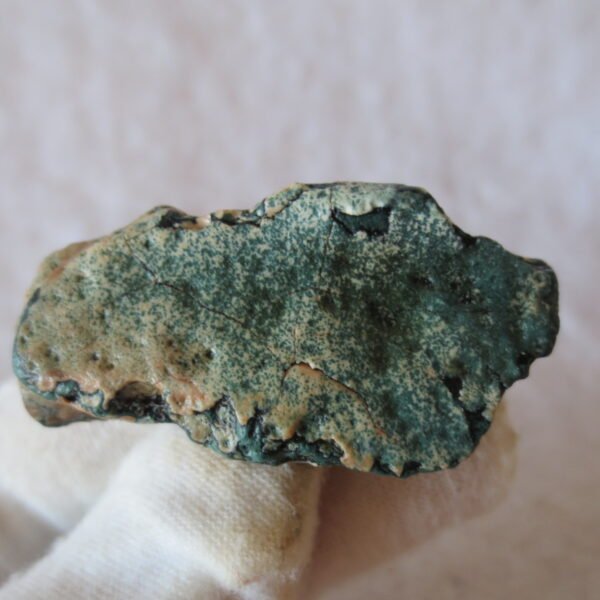 natural green grass flower gobi moss agate , desert gobi stone mineral specimen (t28）