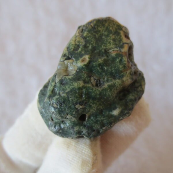 natural green grass flower gobi moss agate , desert gobi stone mineral specimen (t30）