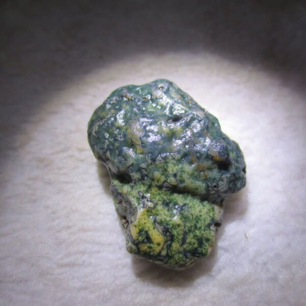 natural green grass flower gobi moss agate , desert gobi stone mineral specimen (t30）
