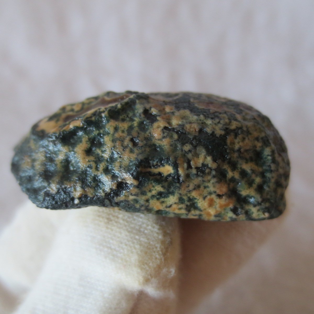 natural green grass flower gobi moss agate , desert gobi stone mineral specimen (t42）
