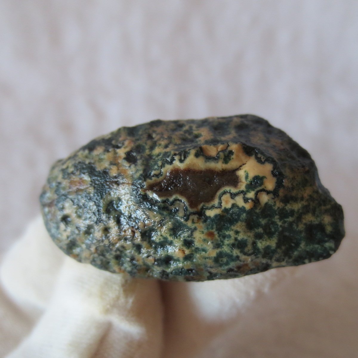 natural green grass flower gobi moss agate , desert gobi stone mineral specimen (t42）