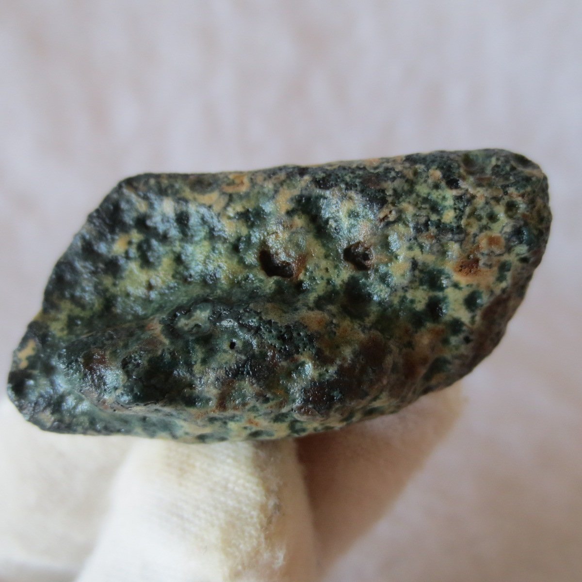 natural green grass flower gobi moss agate , desert gobi stone mineral specimen (t42）