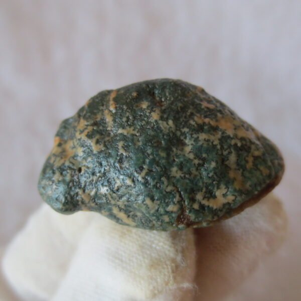 natural green grass flower gobi moss agate , desert gobi stone mineral specimen (t43）