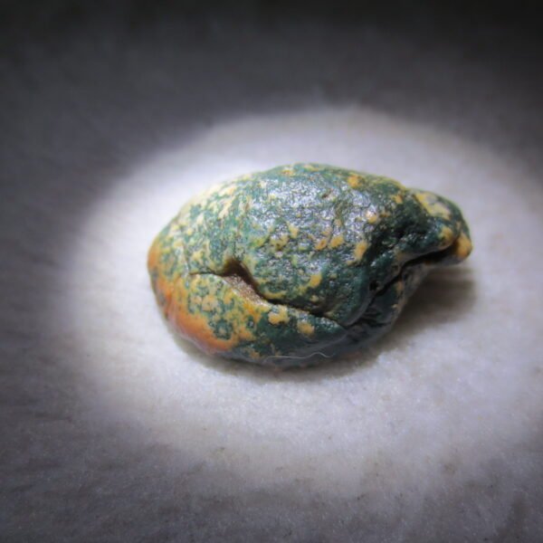 natural green grass flower gobi moss agate , desert gobi stone mineral specimen (t43）