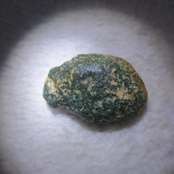 natural green grass flower gobi moss agate , desert gobi stone mineral specimen (t43）