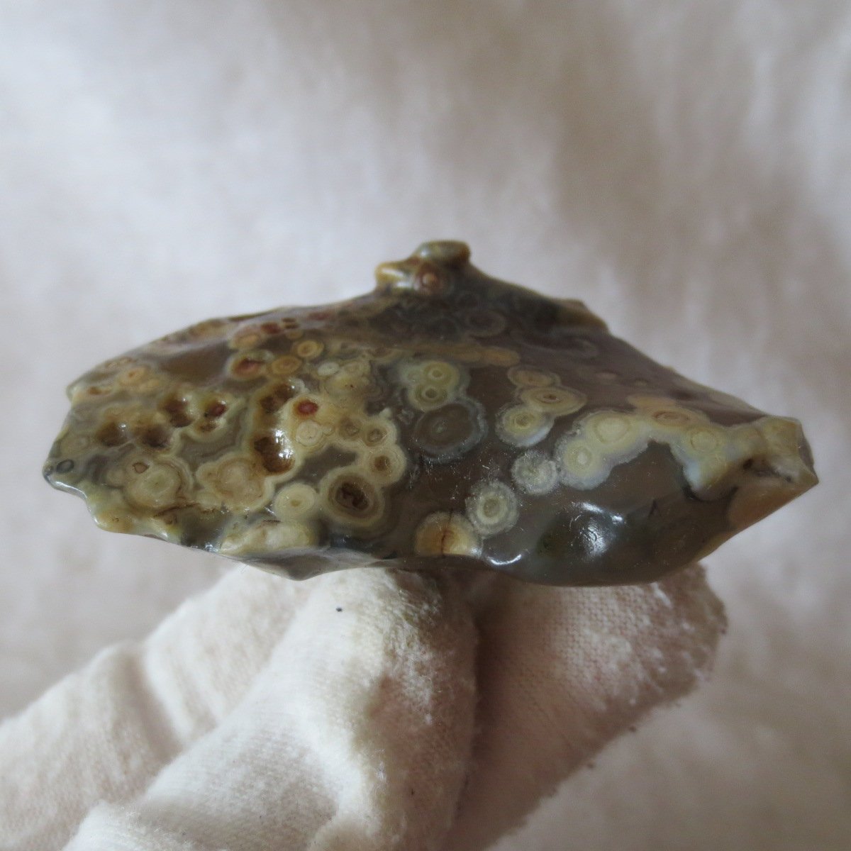 natural gobi eye stone，raw oracle eye agate，collectible crystal specimen (m102)