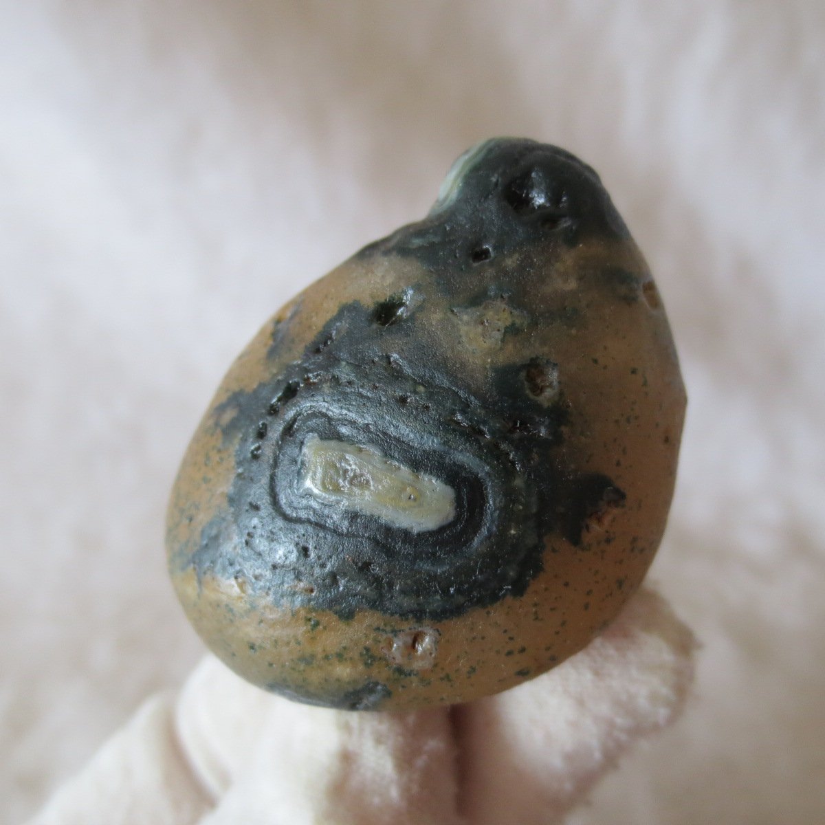 natural gobi eye stone，raw oracle eye agate，collectible crystal specimen (m104)