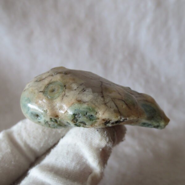 natural gobi eye stone，raw oracle eye agate，collectible crystal specimen (m113)