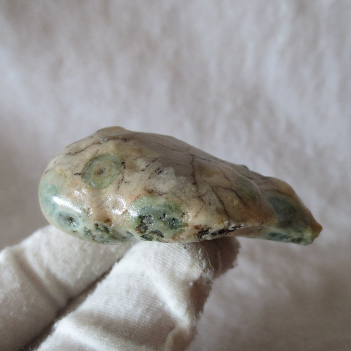 natural gobi eye stone，raw oracle eye agate，collectible crystal specimen (m113)